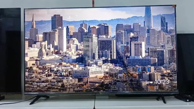 Ultra-Clear TCL 50 Inch Smart Tv · Photo 1