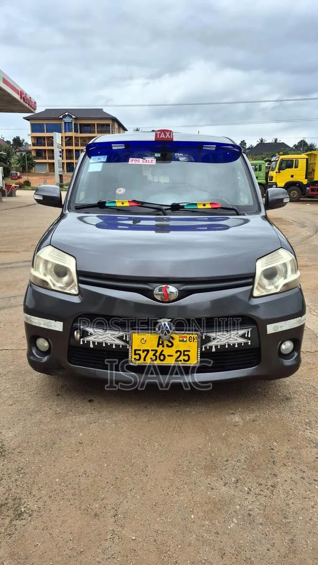 Toyota Sienta 2015 Gray · Photo 1