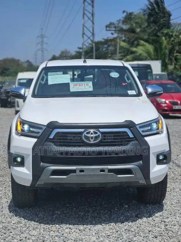 Toyota Hilux 2022 White · Photo 1