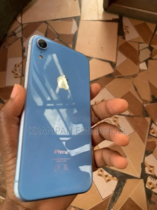 Apple iPhone XR 128 GB Blue · Photo 1