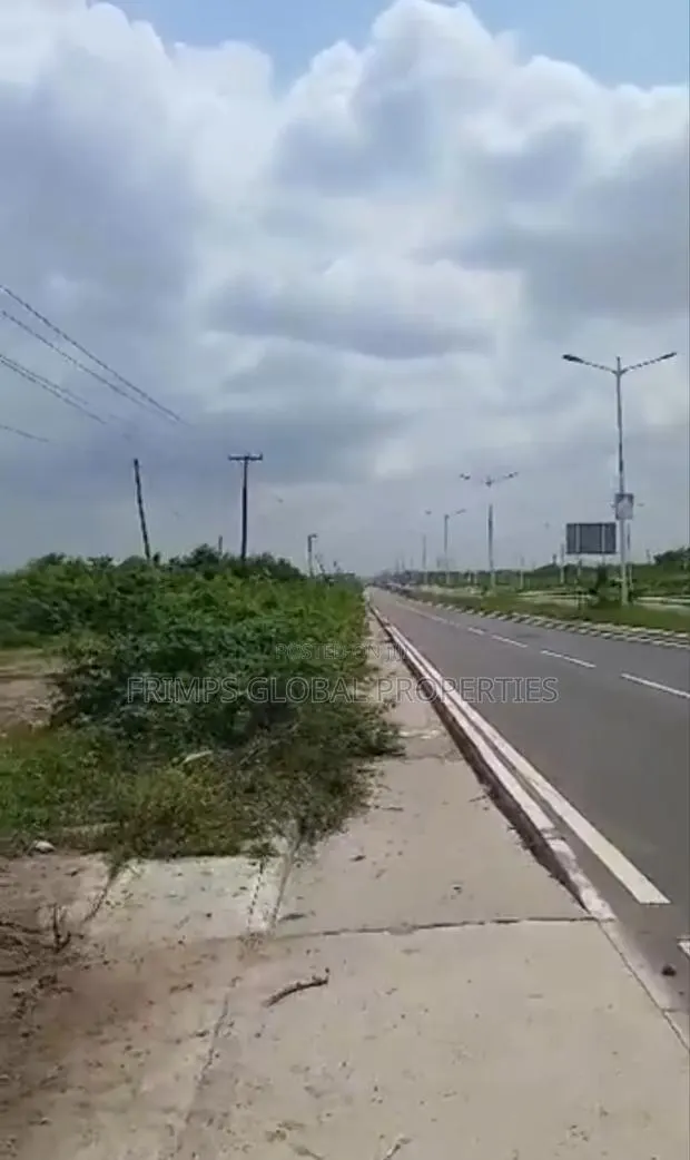 Main Road 19 Acres Plots at Adjiriganor School to Borteyman for Sale · Photo 1