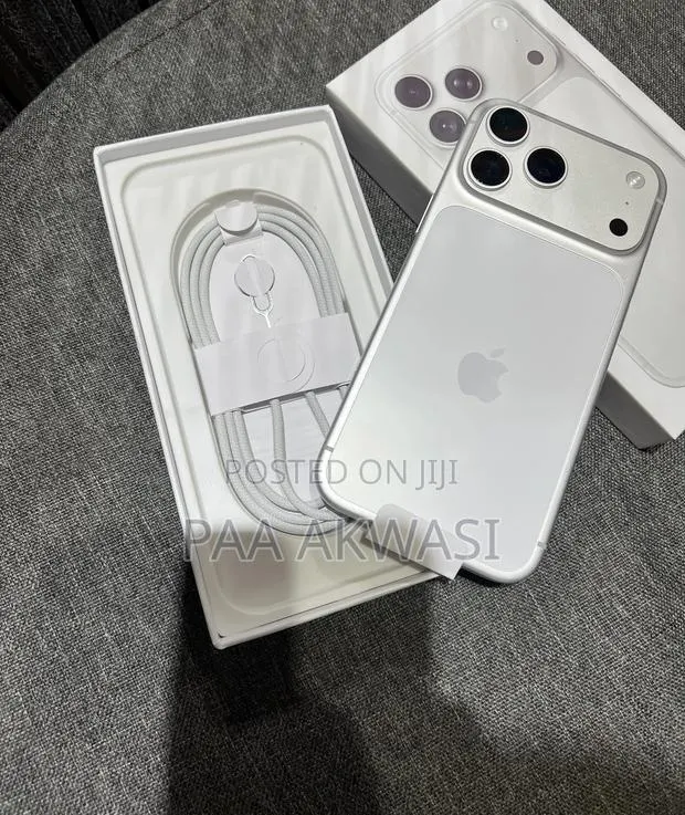Apple iPhone 17 Pro Max 1 TB Silver · Photo 1