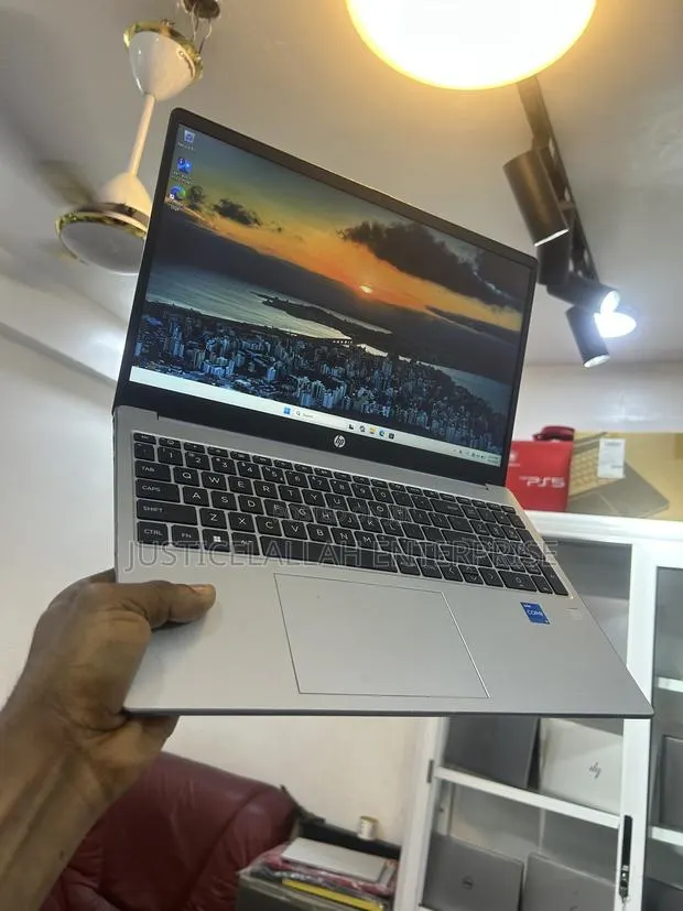 Laptop HP 250 G10 16GB Intel Core i5 SSD 512GB · Photo 1
