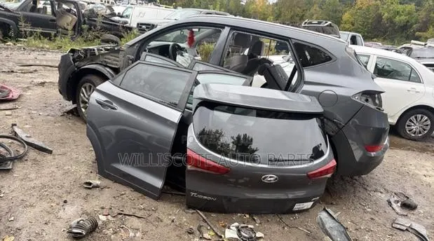 Hyundai Tucson 17-18 All Parts Available · Photo 1