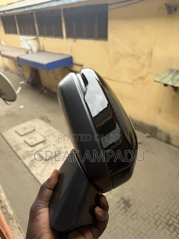 Honda Cr-v 23 Side Mirror With Light and Sensor · Photo 1