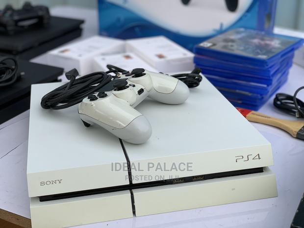 Playstation 4 Standard White · Photo 2