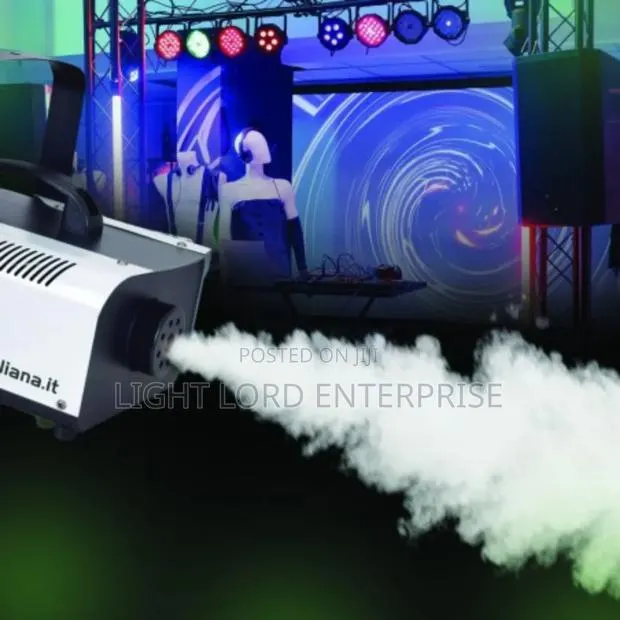 Manuel//Remote Control 900watts With Light Fog Machine · Photo 1