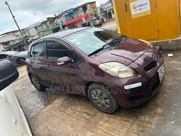 Toyota Vitz 1.3 AWD 3dr 2010 Burgundy · Photo 1