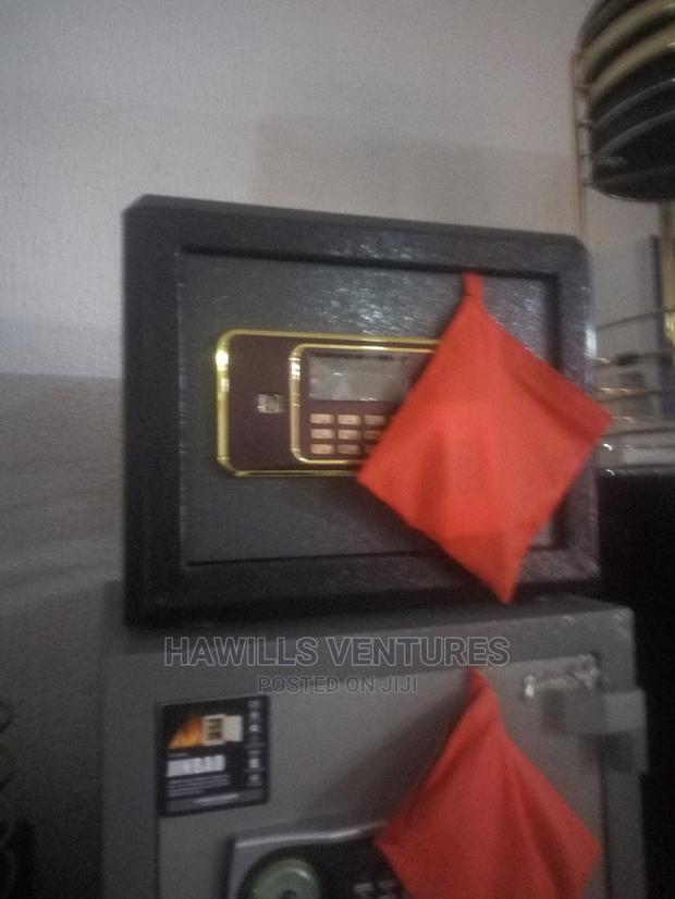 Heavy Fire Proof Office Safe · Photo 1