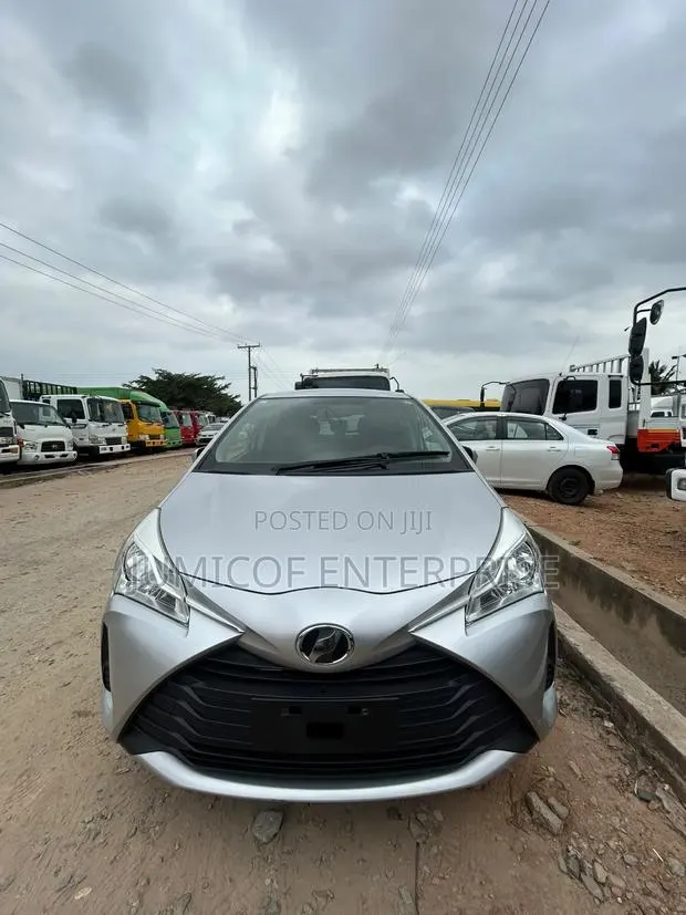 Toyota Vitz 2017 Silver · Photo 1