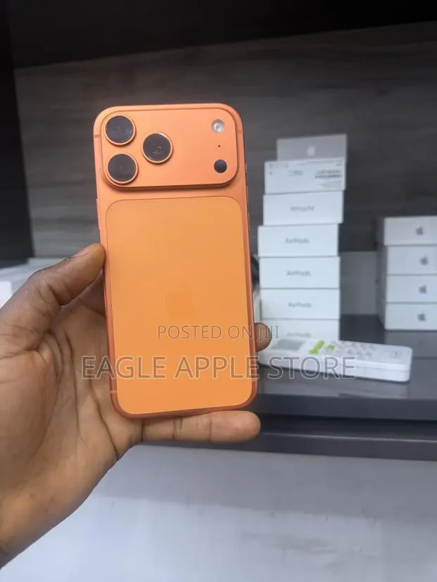 Apple iPhone 17 Pro Max 512 GB Orange · Photo 1