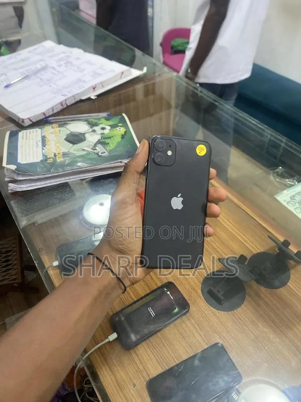 New Apple iPhone 11 128 GB Black · Photo 1