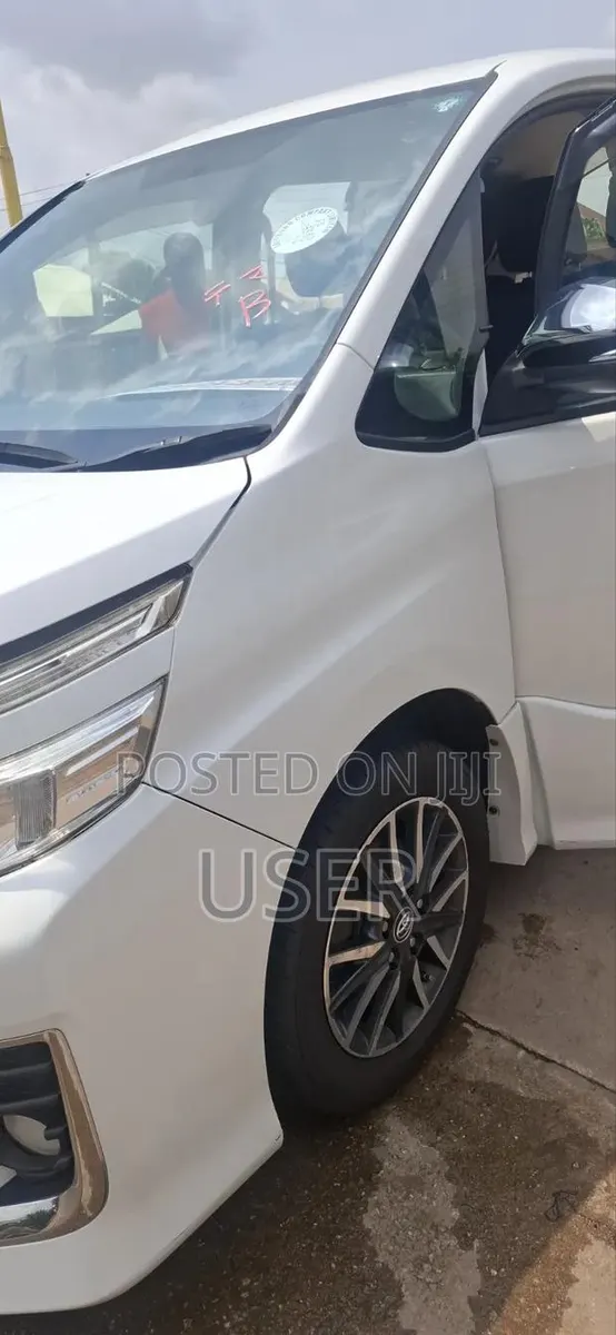 Toyota Voxy 2015 White · Photo 1