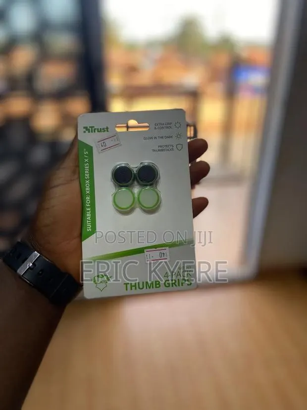4-Pack Controller Thumb Grips for Xbox Series X/S (Glow in Dark) · Photo 1