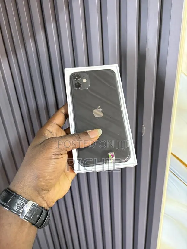 New Apple iPhone 11 64 GB Black · Photo 1