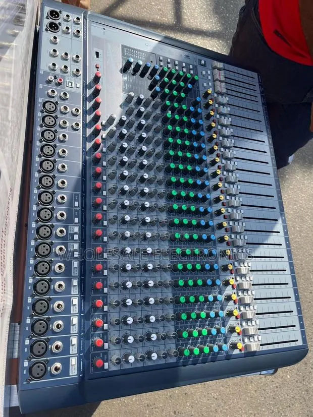 Soundcraft Signature 22 Mixer · Photo 1