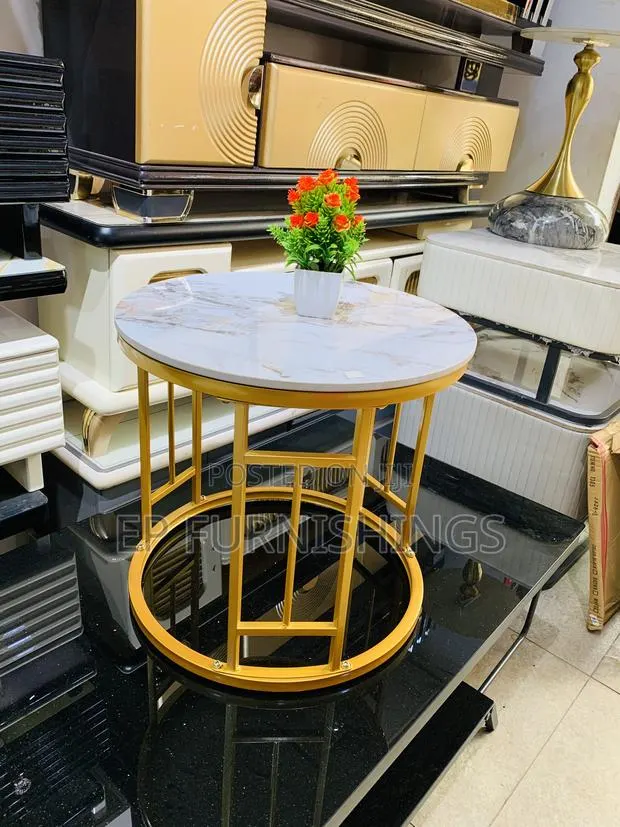 Modern Marble Accent Table · Photo 1