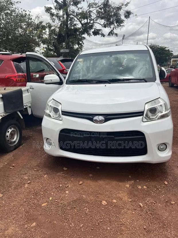 Toyota Sienta 1.5 FWD 2013 White · Photo 1