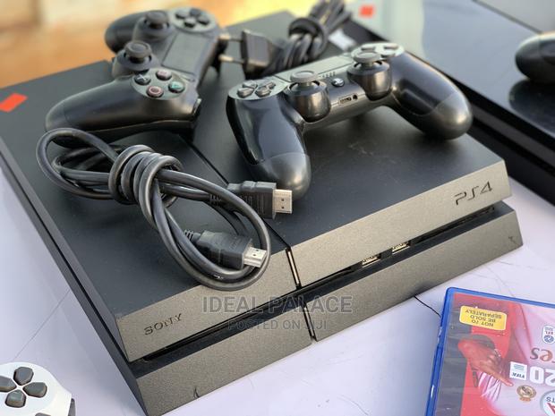Playstation 4 Standard With Games · Photo 2