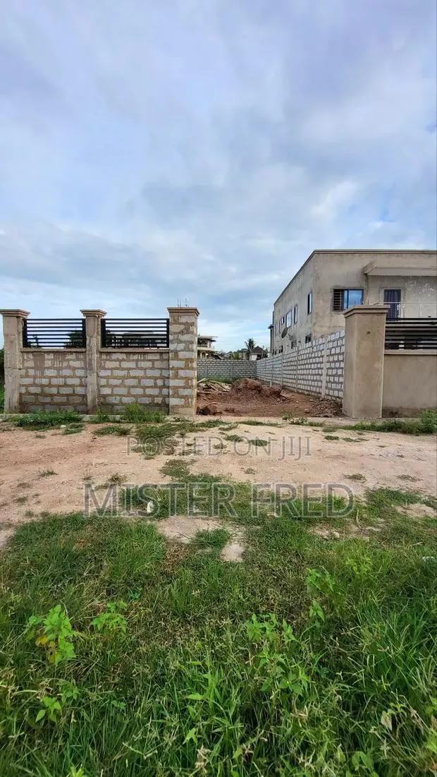 Fenced Land for Sale at Old Barrier · Photo 1