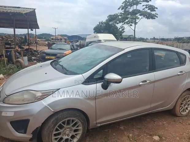 Ford Fiesta SE Sedan 2012 Silver · Photo 1