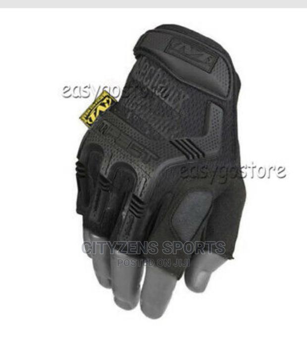 Fingerless M-Pack Gloves · Photo 2