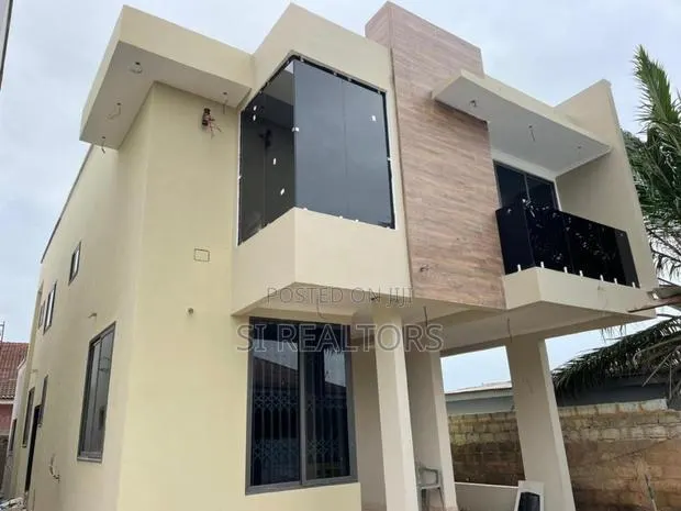 4bdrm Duplex in Community 16, Sakumono for sale · Photo 1