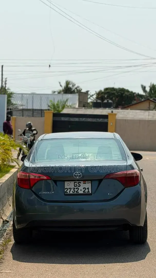 Toyota Corolla 2017 Gray · Photo 1