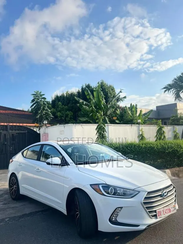 Hyundai Elantra SEL 2018 White · Photo 1
