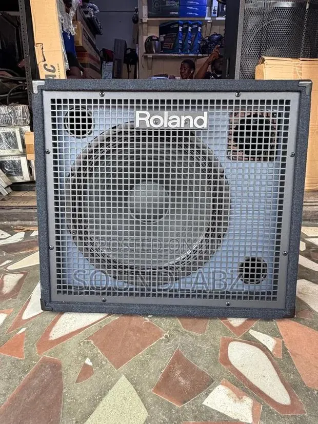 Roland Kc-600 4-Channel Keyboard Amplifier/Combo · Photo 1