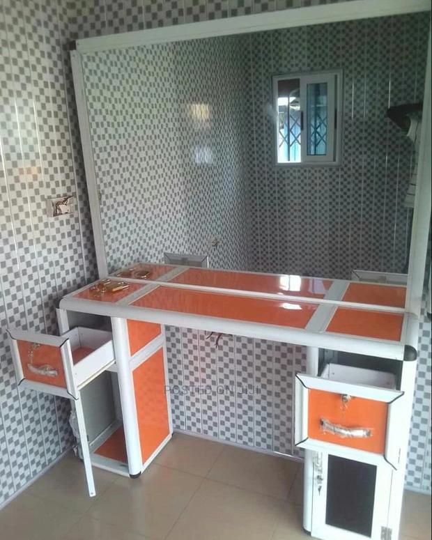Salon Glass Available · Photo 1