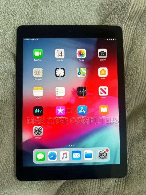 Apple iPad Air 32 GB Gray · Photo 1
