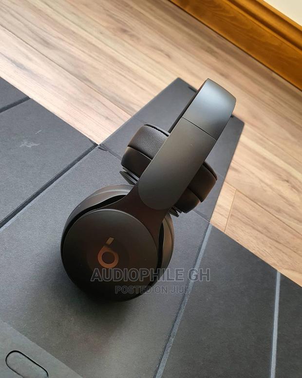 Beats Solo Pro Active Noise Cancelling Headphones · Photo 3