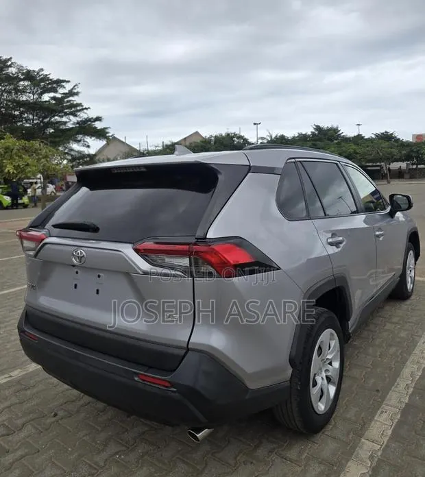 Toyota RAV4 LE AWD 2020 · Photo 1