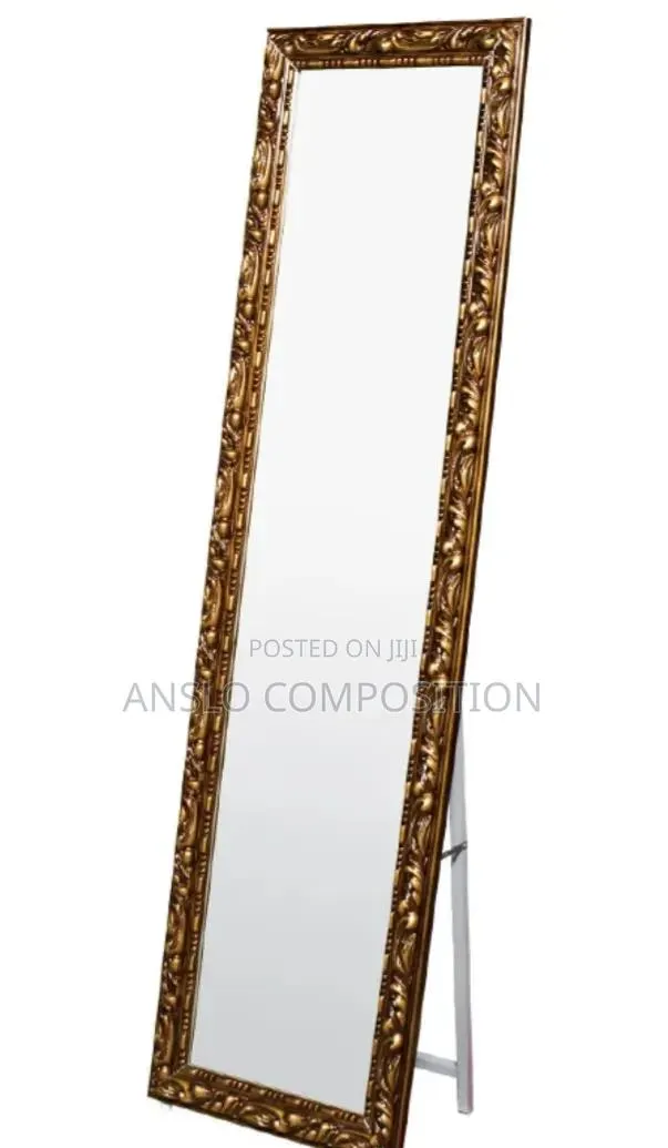 Latext Mounted Mirror · Photo 1