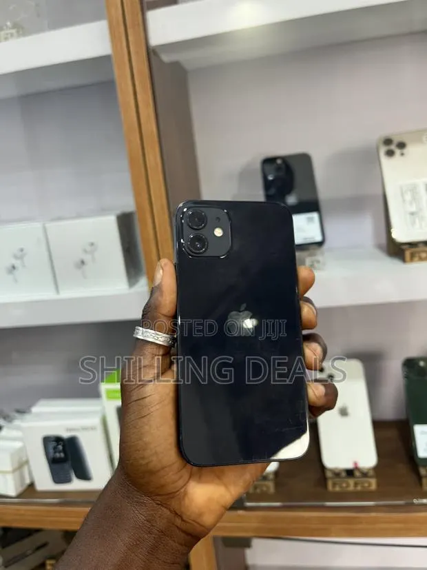 Apple iPhone 12 64 GB Black · Photo 1