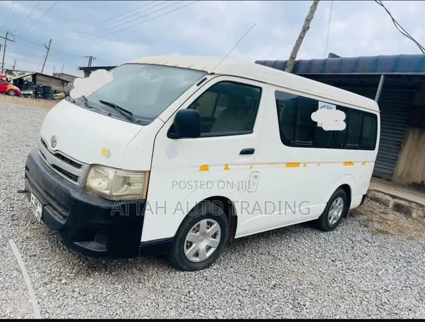 Toyota HiAce 2010 White · Photo 1