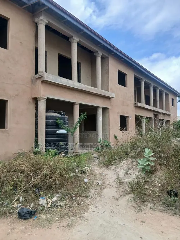 11bdrm House in American, Nyanyano for sale · Photo 1