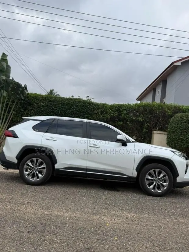 Toyota RAV4 2024 White · Photo 1