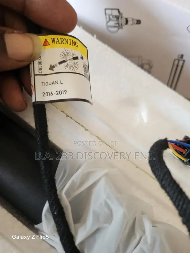 VW Tiguan 2016/2018/2019/2020 Electronic Boot Shocks · Photo 1