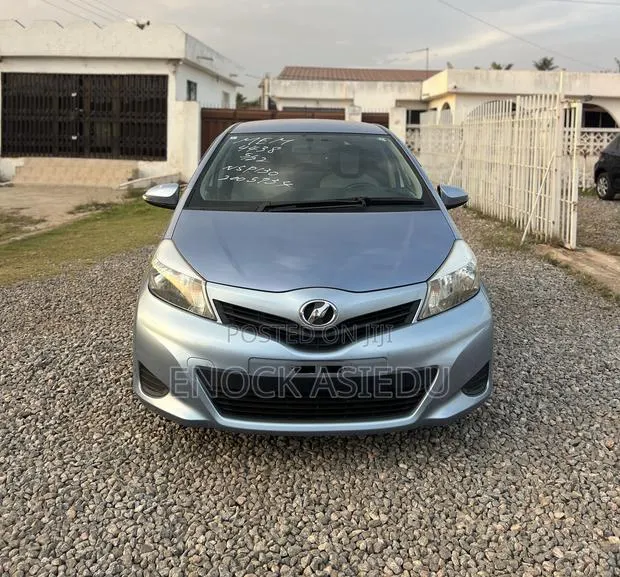 Toyota Vitz 1.3 AWD 3dr 2013 Blue · Photo 1
