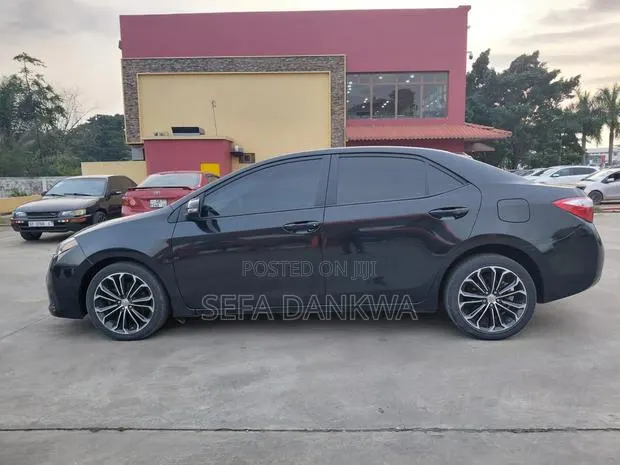 Toyota Corolla 2015 Black · Photo 1