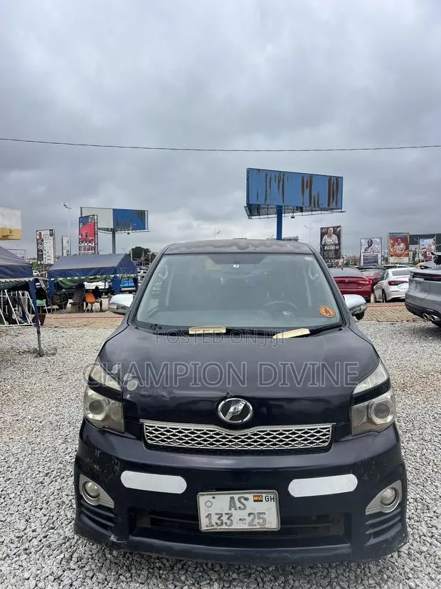 Toyota Voxy 2012 Brown · Photo 1