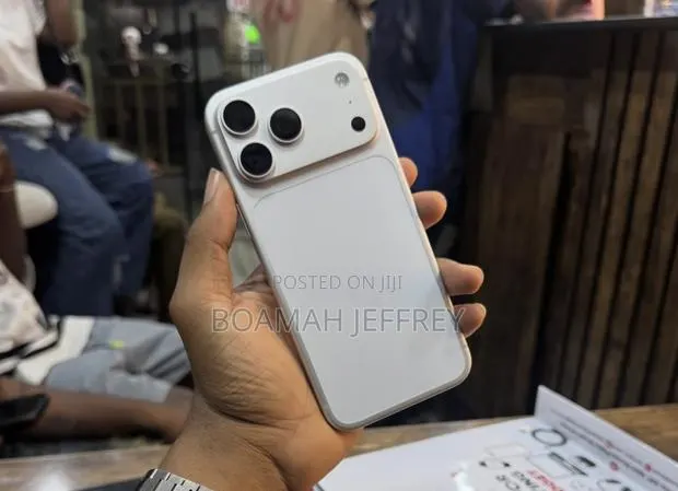 Apple iPhone 17 Pro Max 512 GB Silver · Photo 1