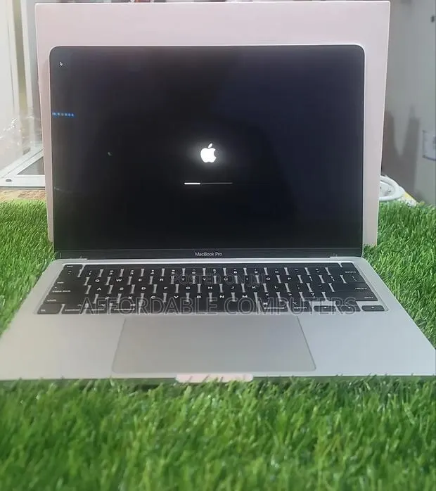 Laptop Apple MacBook Pro 2020 8GB Intel Core i5 SSD 256GB · Photo 1