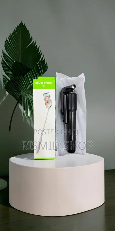R1 Premium Handheld Selfie Stick · Photo 1