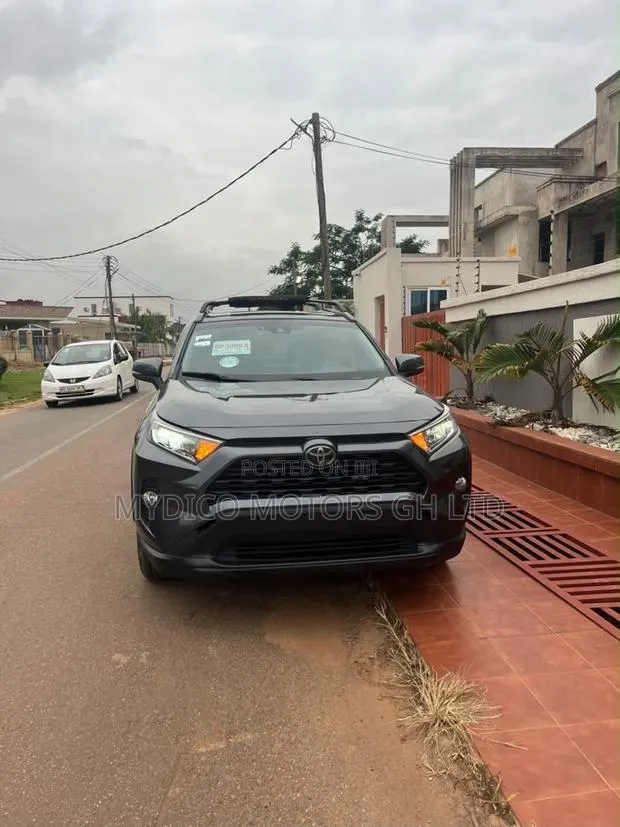 Toyota RAV4 XLE 2022 Gray · Photo 1