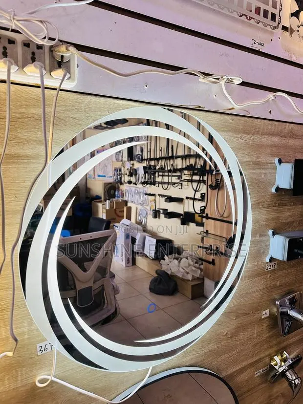 Circle Wall Mirror With Led Light · Photo 1