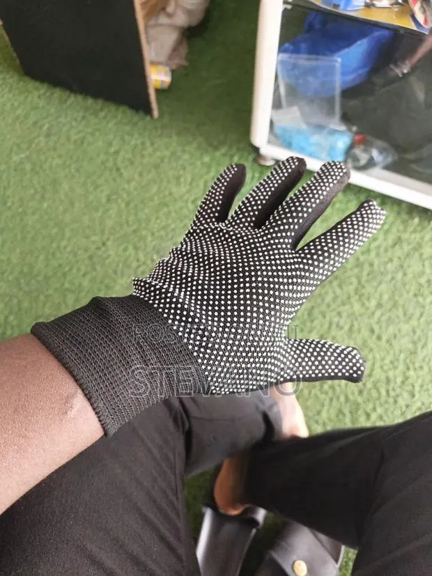 Dotted Hand Gloves · Photo 1