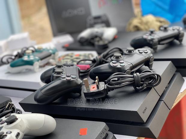 Playstation 4 Standard Console · Photo 2